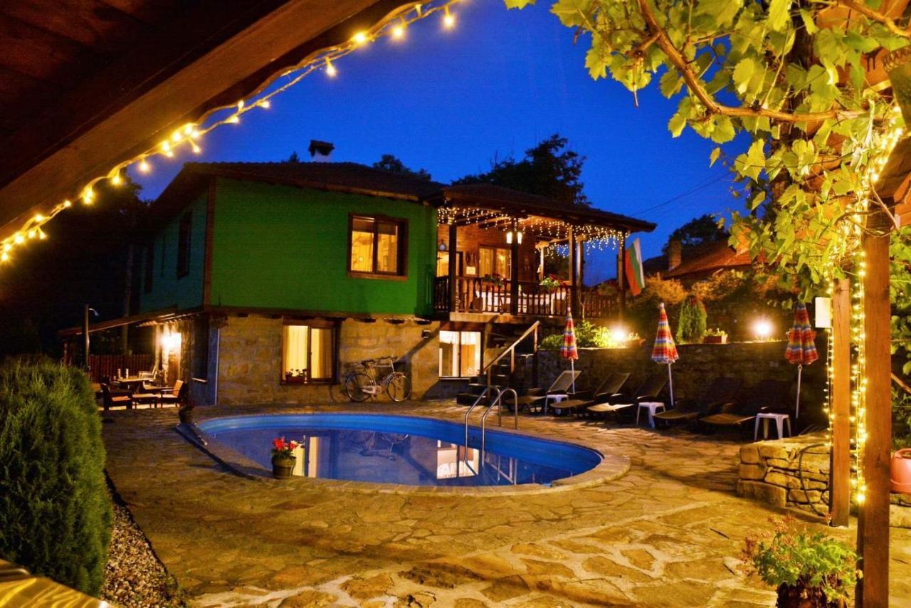 Къща Край Реката/ House By The River Vetrintsi Luaran gambar