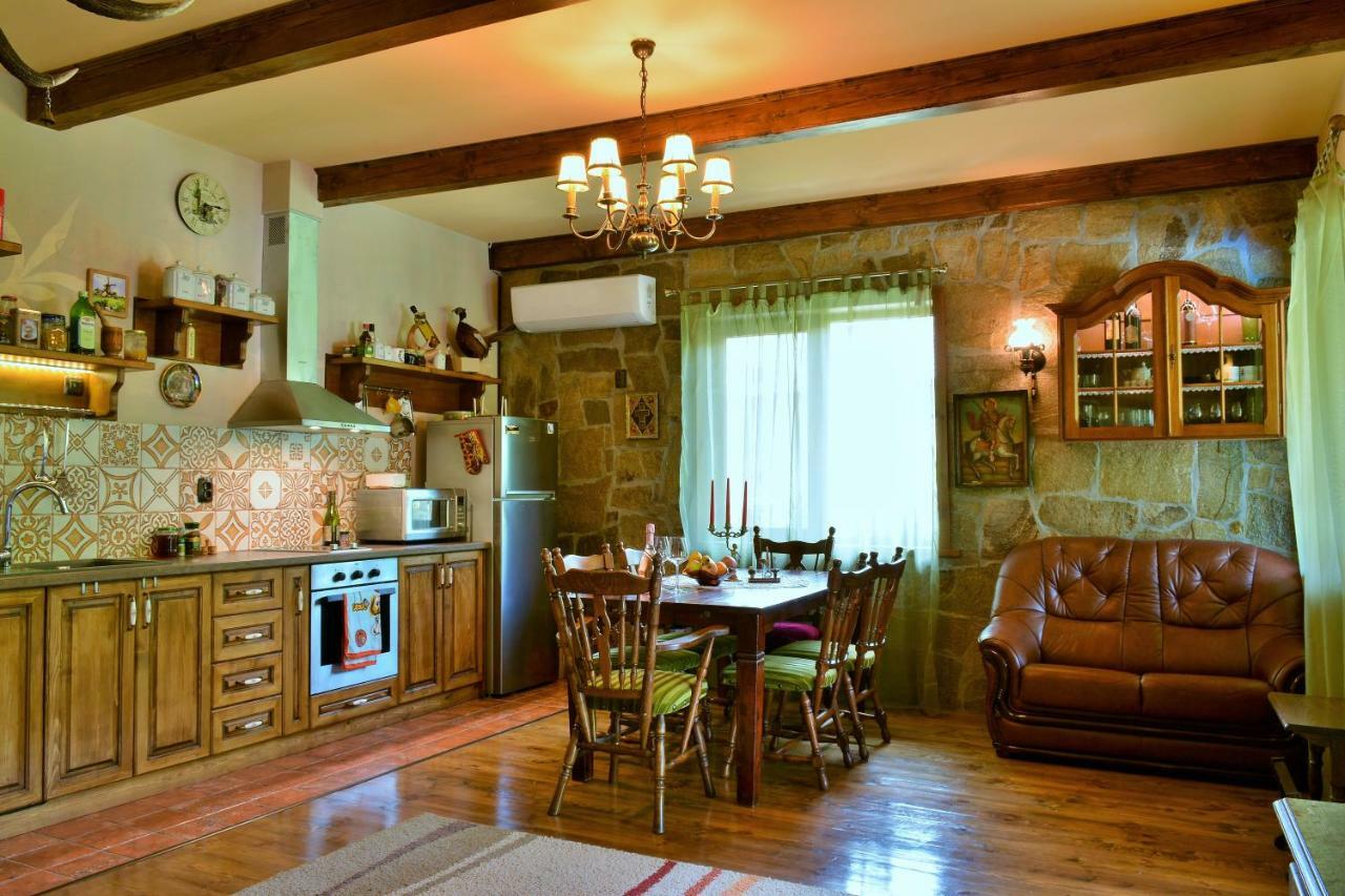 Къща Край Реката/ House By The River Vetrintsi Luaran gambar