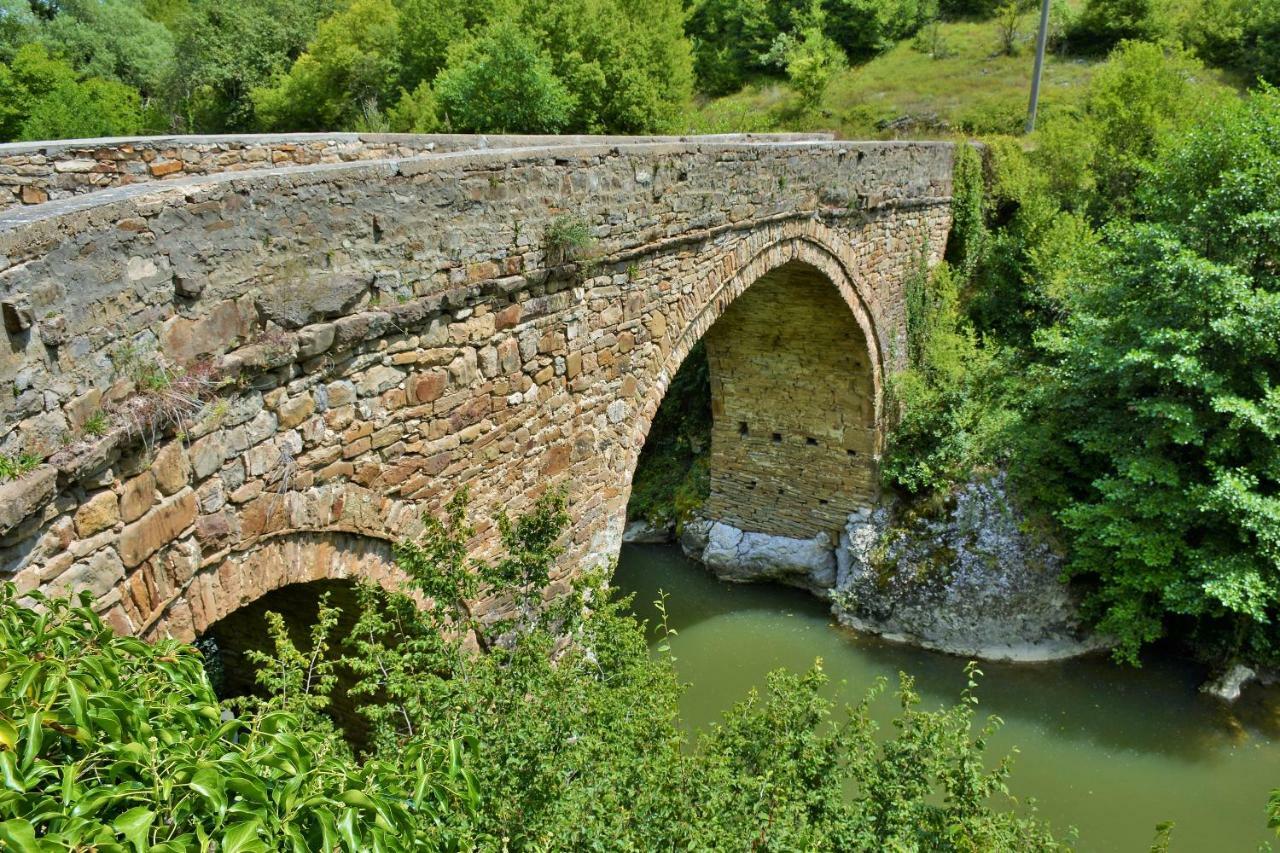Къща Край Реката/ House By The River Vetrintsi Luaran gambar